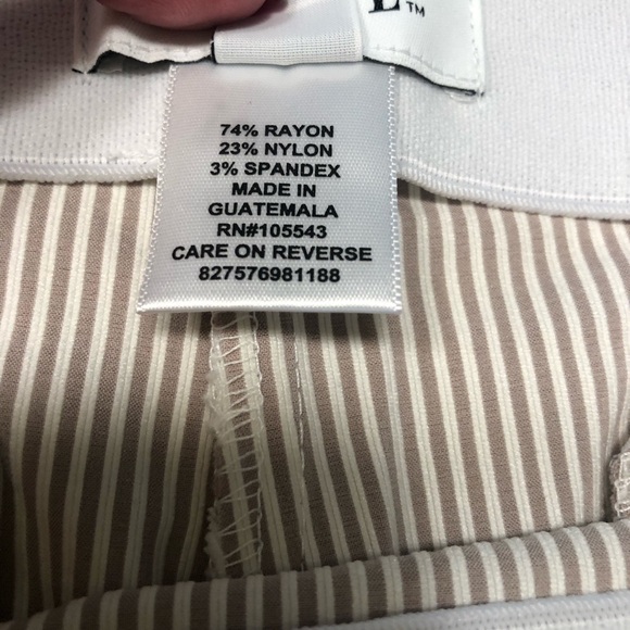 ELLE stretchy tan and white striped shorts. Flattering fit faux pockets size L - Picture 3 of 8
